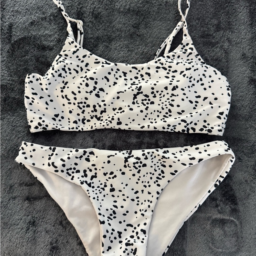 Stylish Black and White Women's Swimwear Set